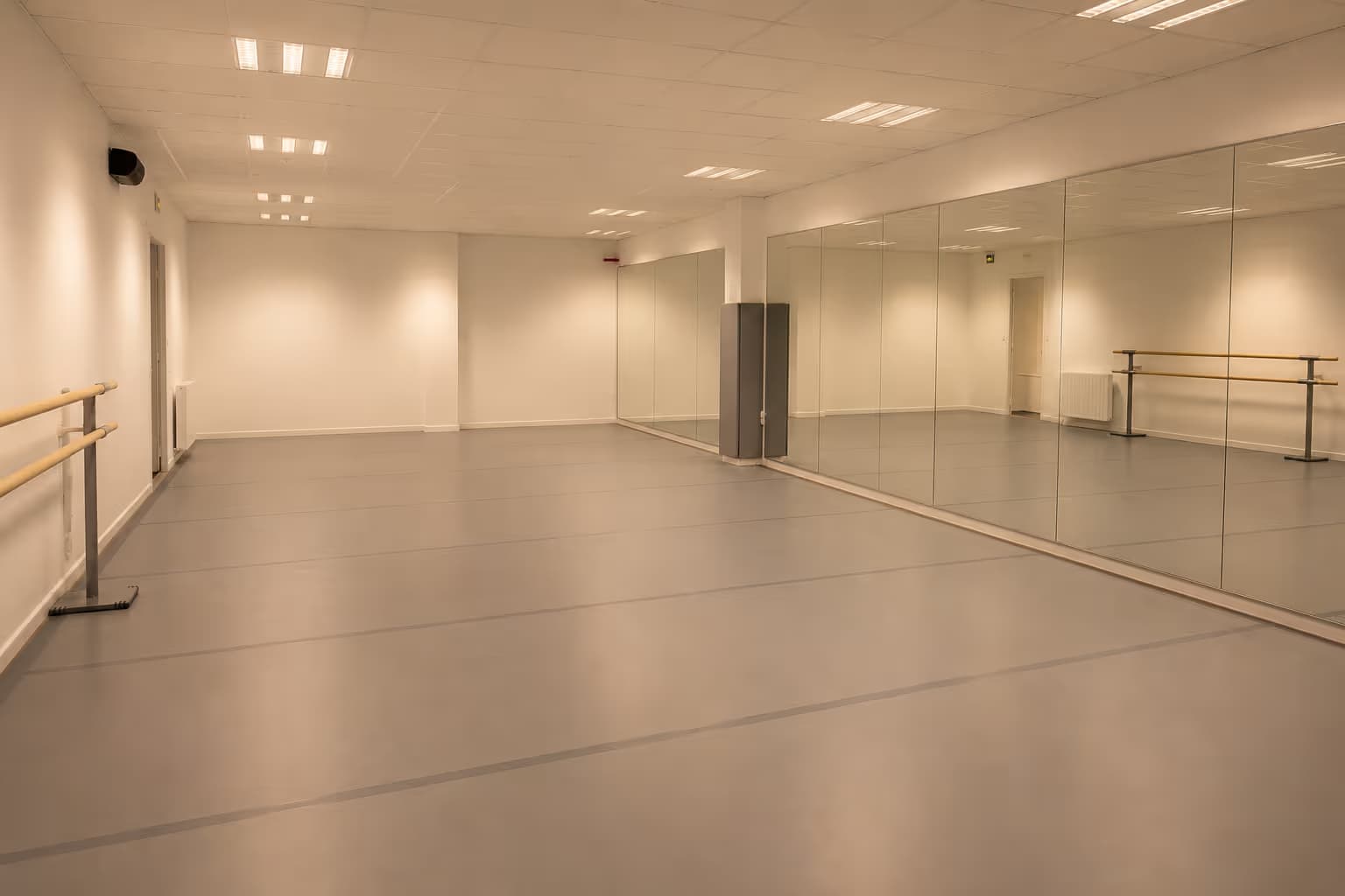 Danseur·se en mouvement dans une salle de L'Annexe, lumière chaude